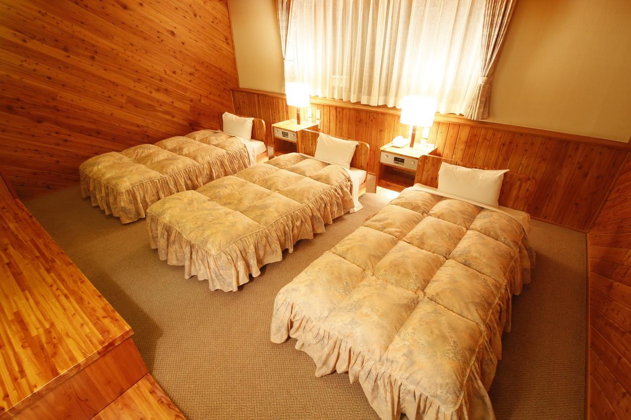 Log Hotel Larch Lake Kanayama Minamifurano الغرفة الصورة