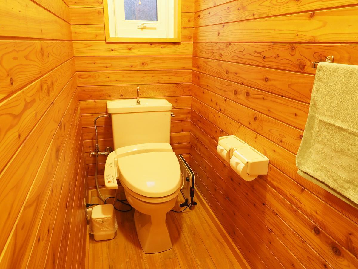 Log Hotel Larch Lake Kanayama Minamifurano الغرفة الصورة