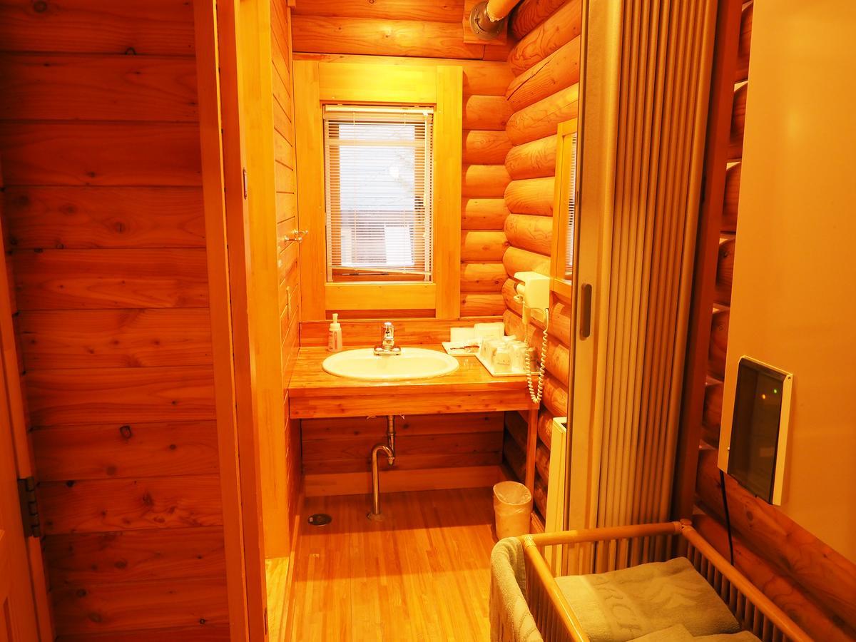 Log Hotel Larch Lake Kanayama Minamifurano الغرفة الصورة