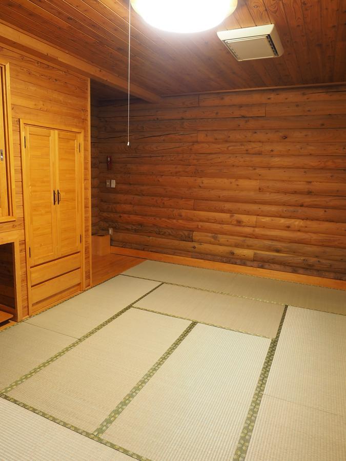 Log Hotel Larch Lake Kanayama Minamifurano الغرفة الصورة