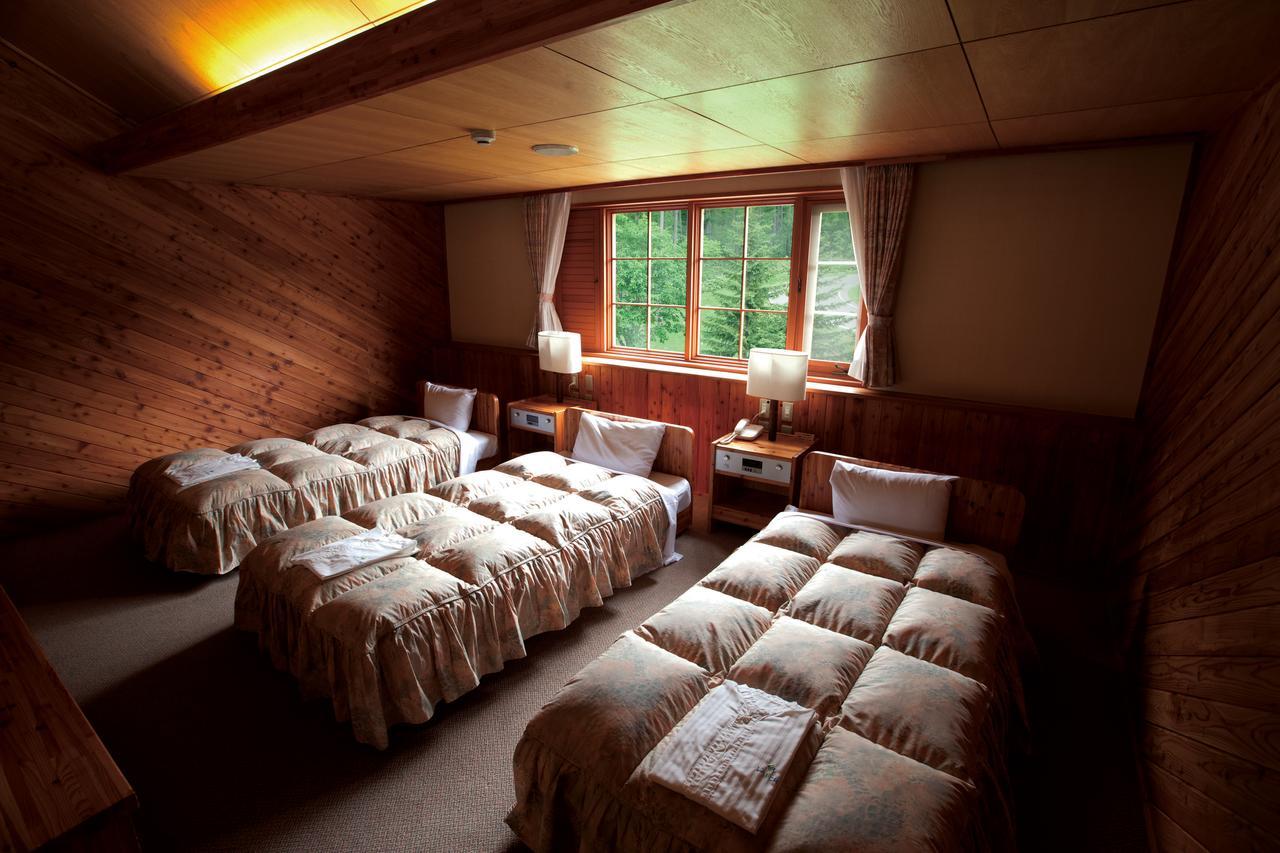 Log Hotel Larch Lake Kanayama Minamifurano الغرفة الصورة
