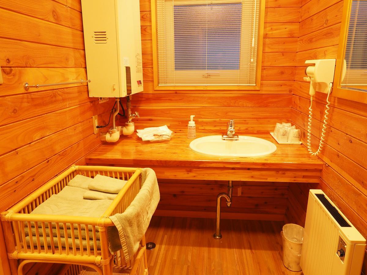 Log Hotel Larch Lake Kanayama Minamifurano الغرفة الصورة