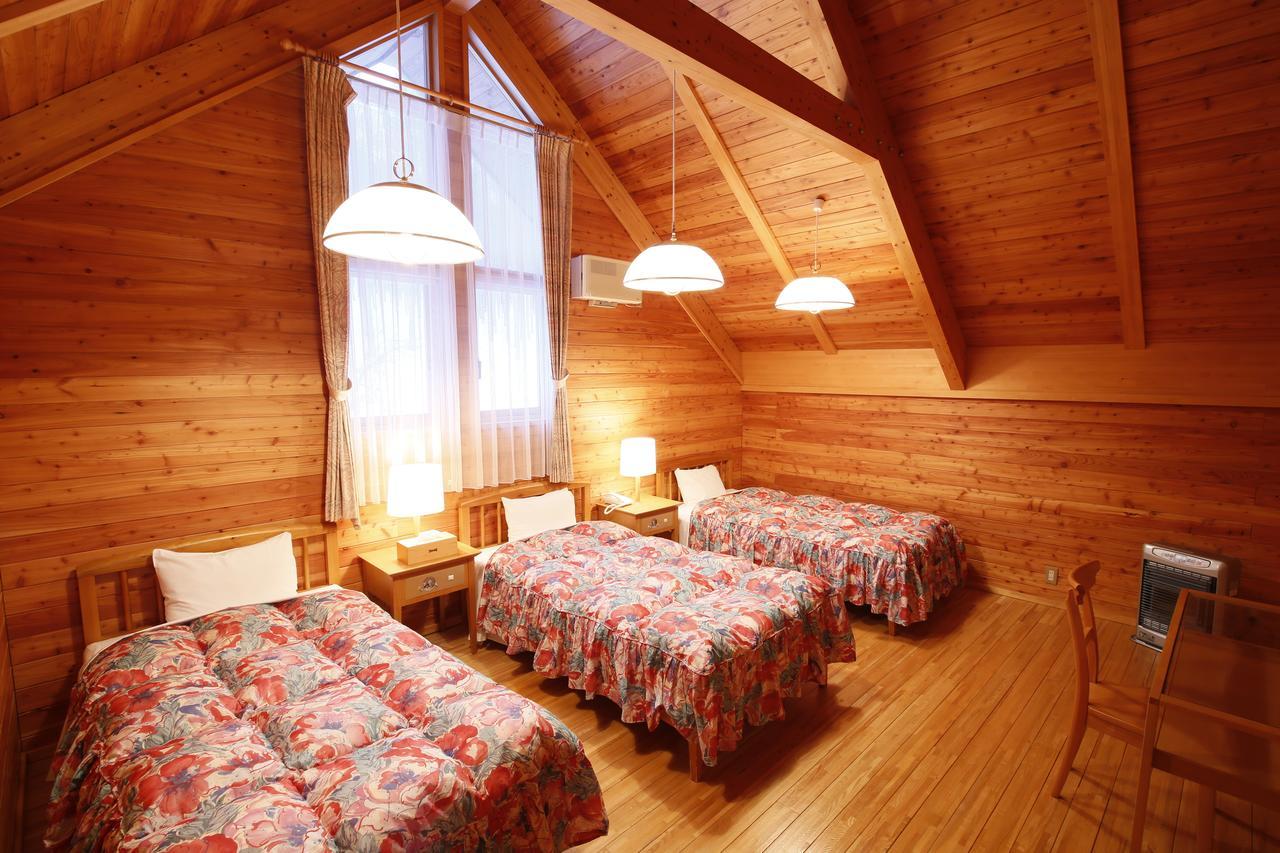Log Hotel Larch Lake Kanayama Minamifurano الغرفة الصورة