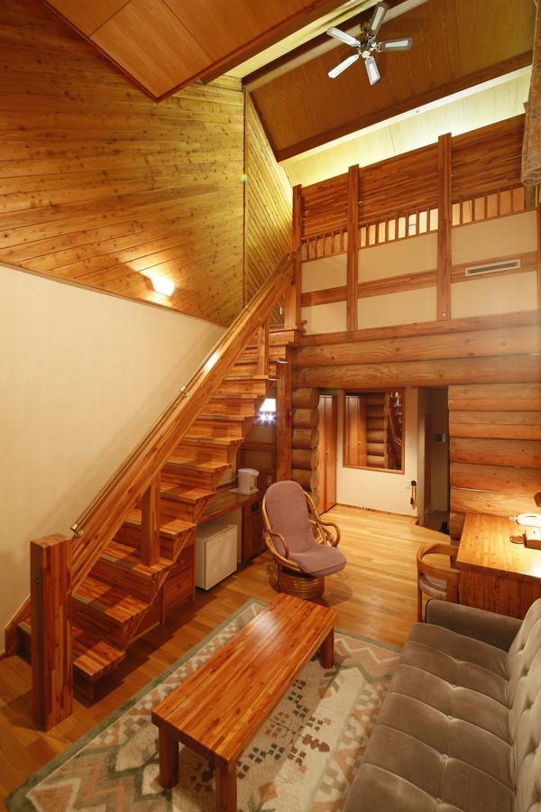 Log Hotel Larch Lake Kanayama Minamifurano الغرفة الصورة