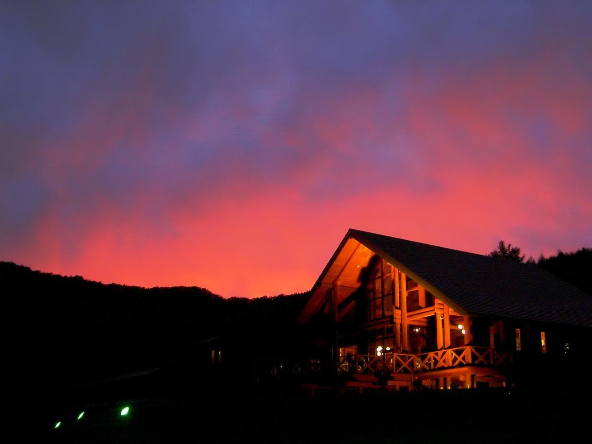 Log Hotel Larch Lake Kanayama Minamifurano المظهر الخارجي الصورة