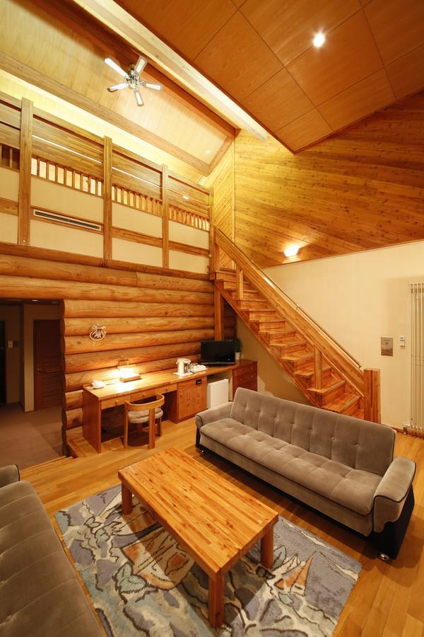Log Hotel Larch Lake Kanayama Minamifurano الغرفة الصورة