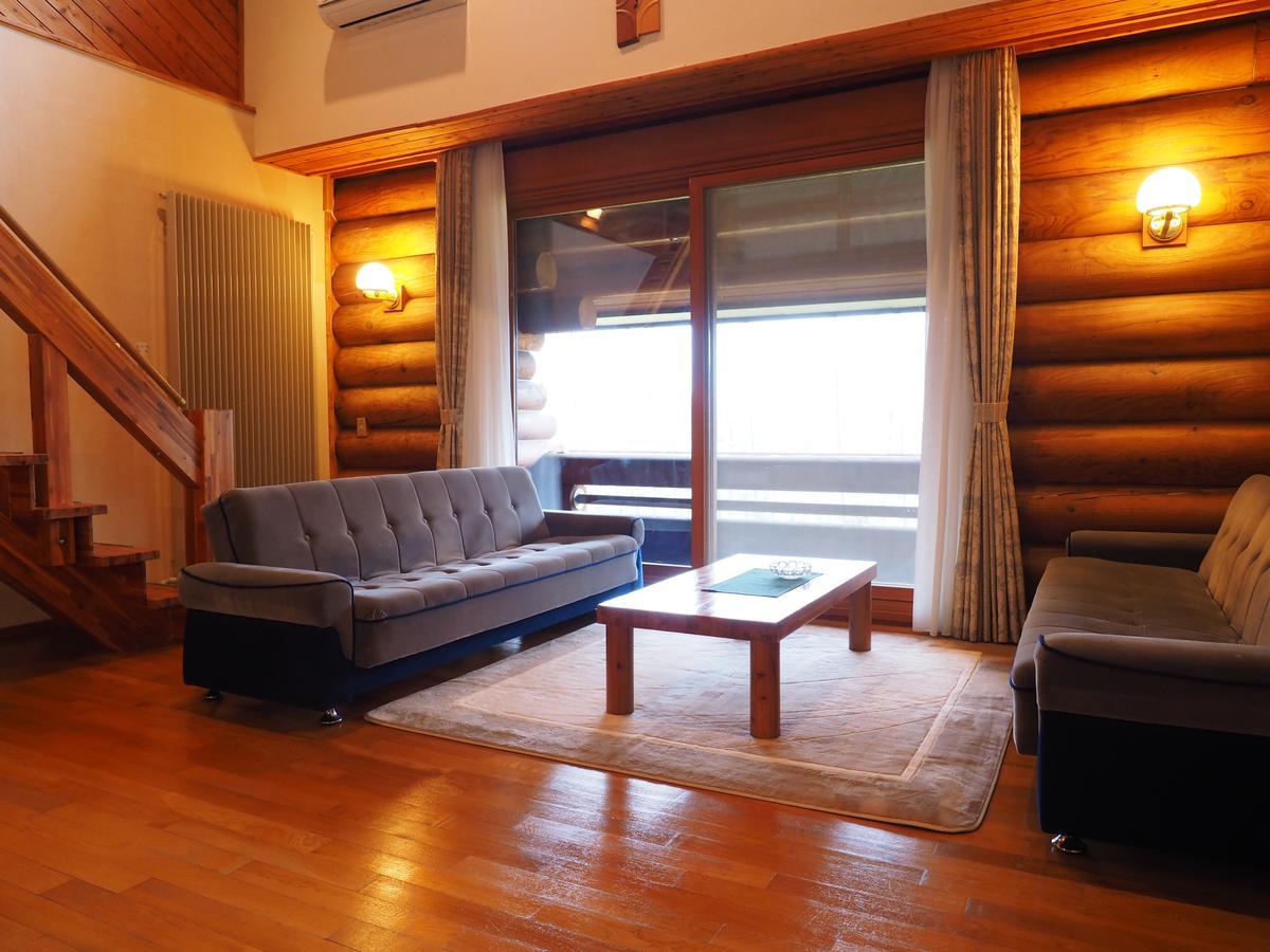 Log Hotel Larch Lake Kanayama Minamifurano الغرفة الصورة