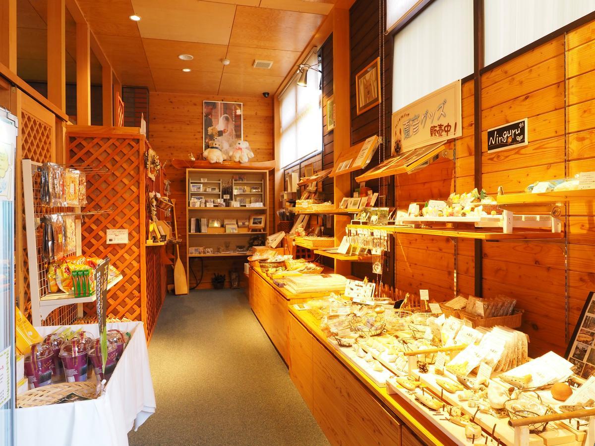 Log Hotel Larch Lake Kanayama Minamifurano المظهر الخارجي الصورة
