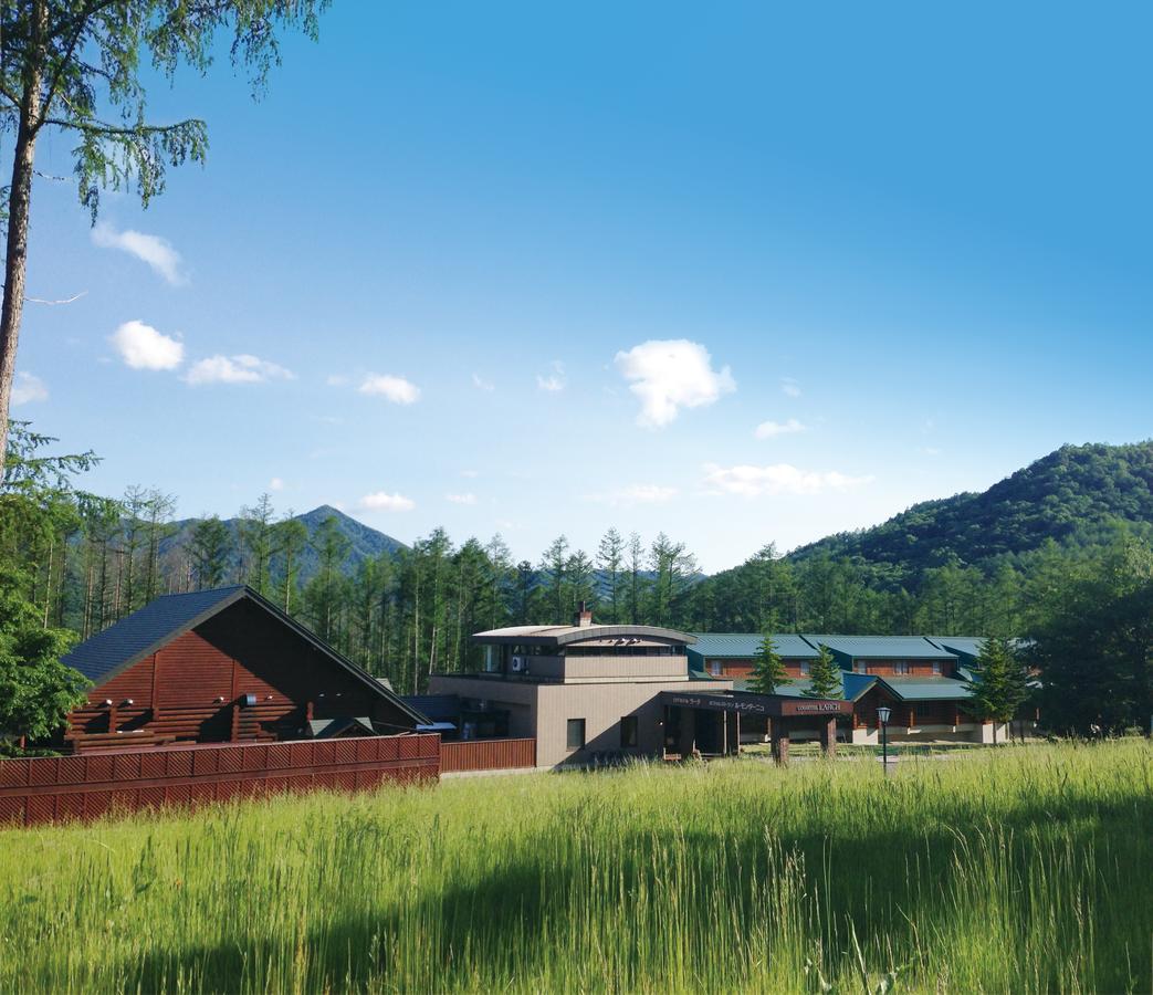 Log Hotel Larch Lake Kanayama Minamifurano المظهر الخارجي الصورة